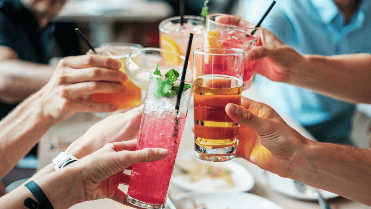 What is the legal age for drinking in Dubai?