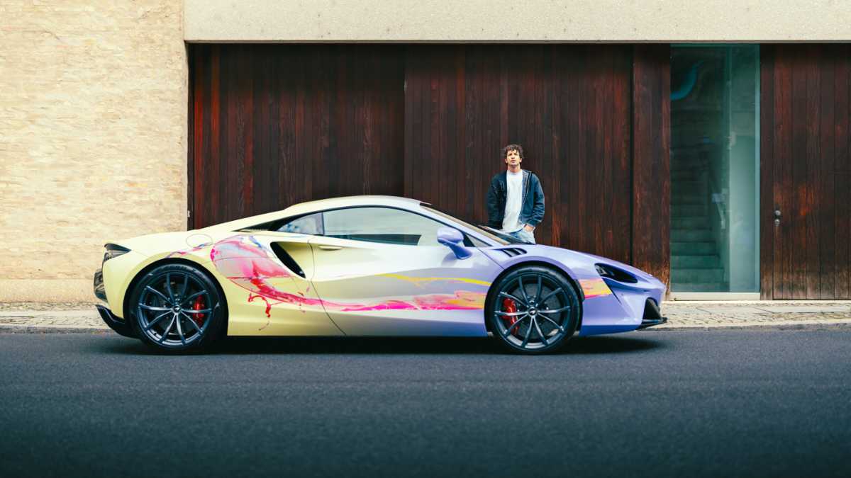 Art in Motion Experience the Thrilling Marriage of Design and Emotion in the McLaren Artura! (1)