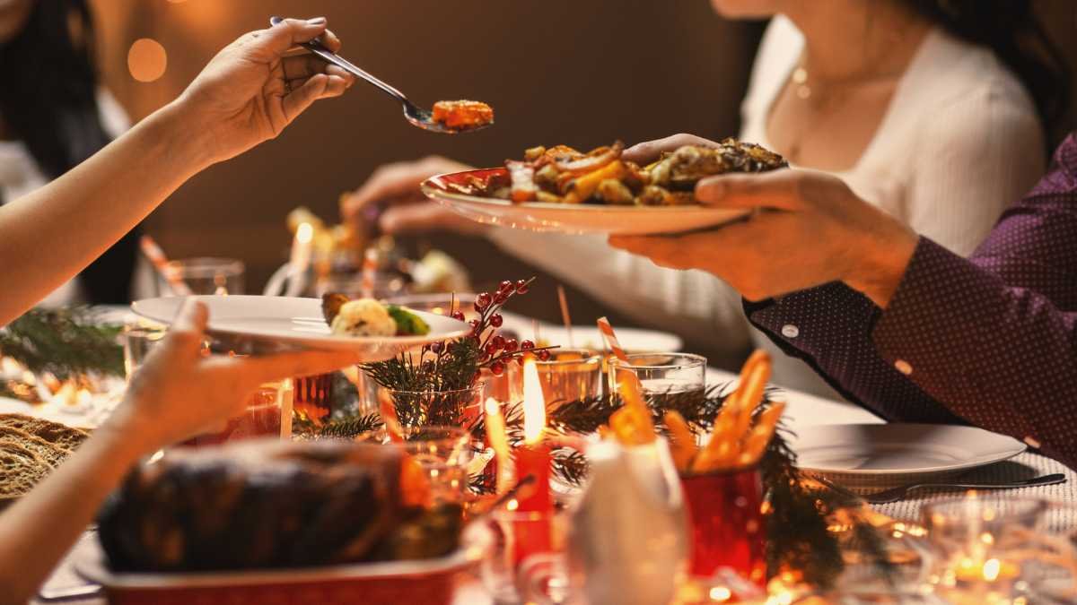 Yule Logs From Tradition to TikTok Sensation - A Viral Dessert Phenomenon! (3)